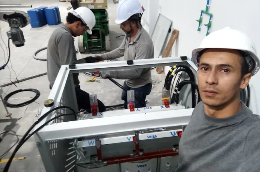 Equipo técnico de ingeniería eléctrica de Sentrytic trabajando en un tablero eléctrico en obra