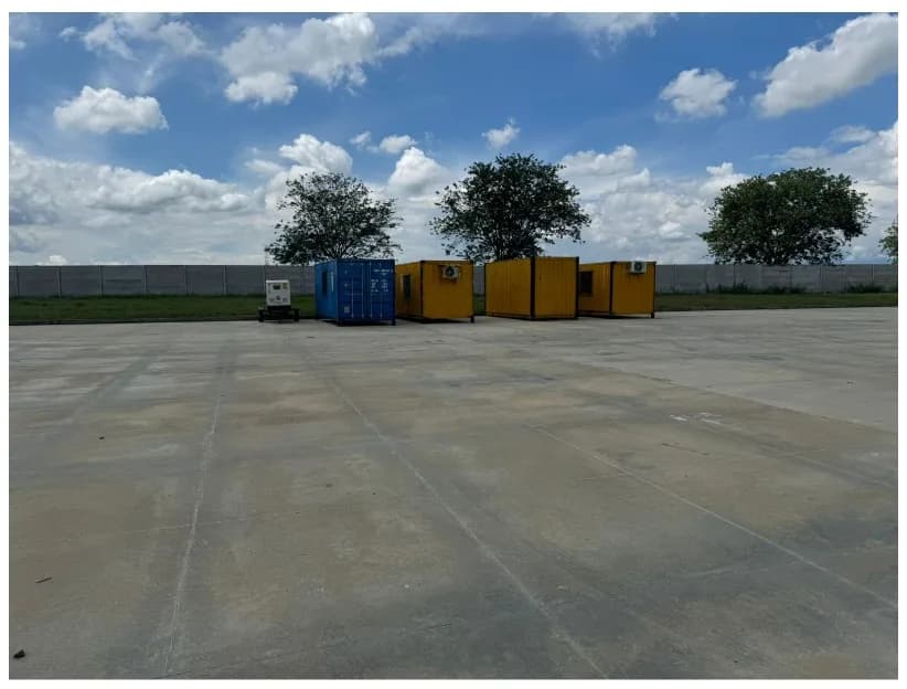 Contenedores modulares instalados en un lote en Cali, sitio de un proyecto real de red LAN de Sentrytic