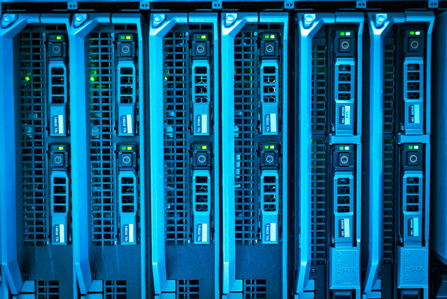 Qué especificaciones técnicas exigir en un contrato de alquiler de computadores para empresas en Cali