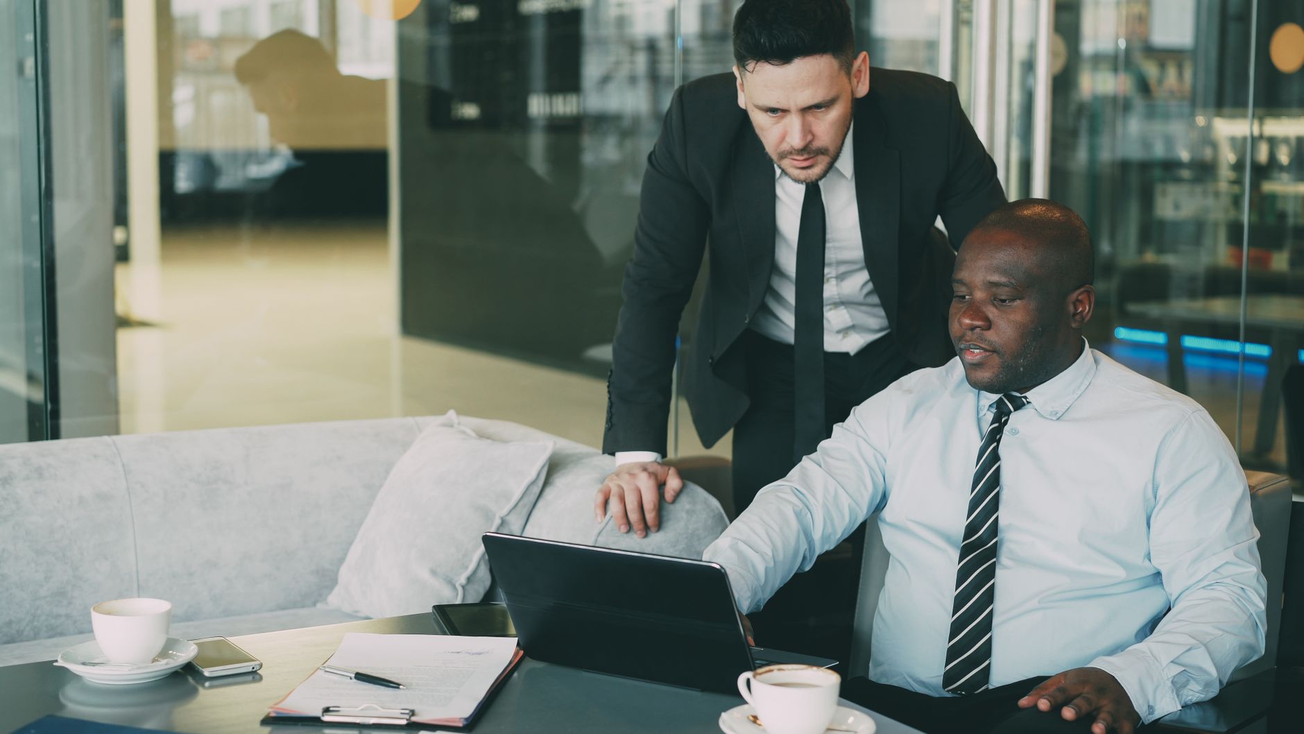 Qué incluye realmente un contrato de renting de laptops empresarial en Cali
