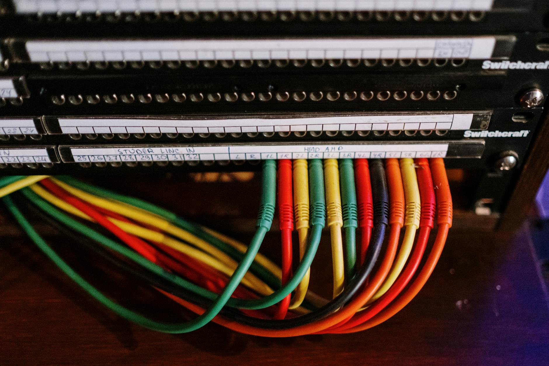 Errores críticos en instalaciones de cableado que destruyen tu inversión en red