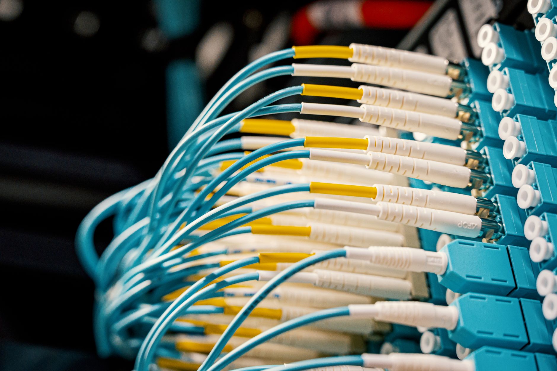 Comparativa técnica: Cat6, Cat6A y Fibra Óptica para empresas en Cali