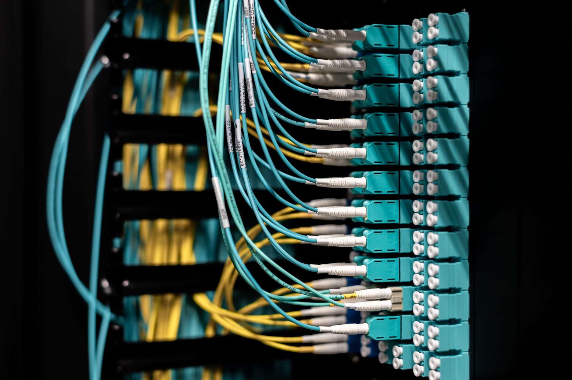 Comparativa técnica: Cat6, Cat6A y Fibra Óptica para empresas en Cali