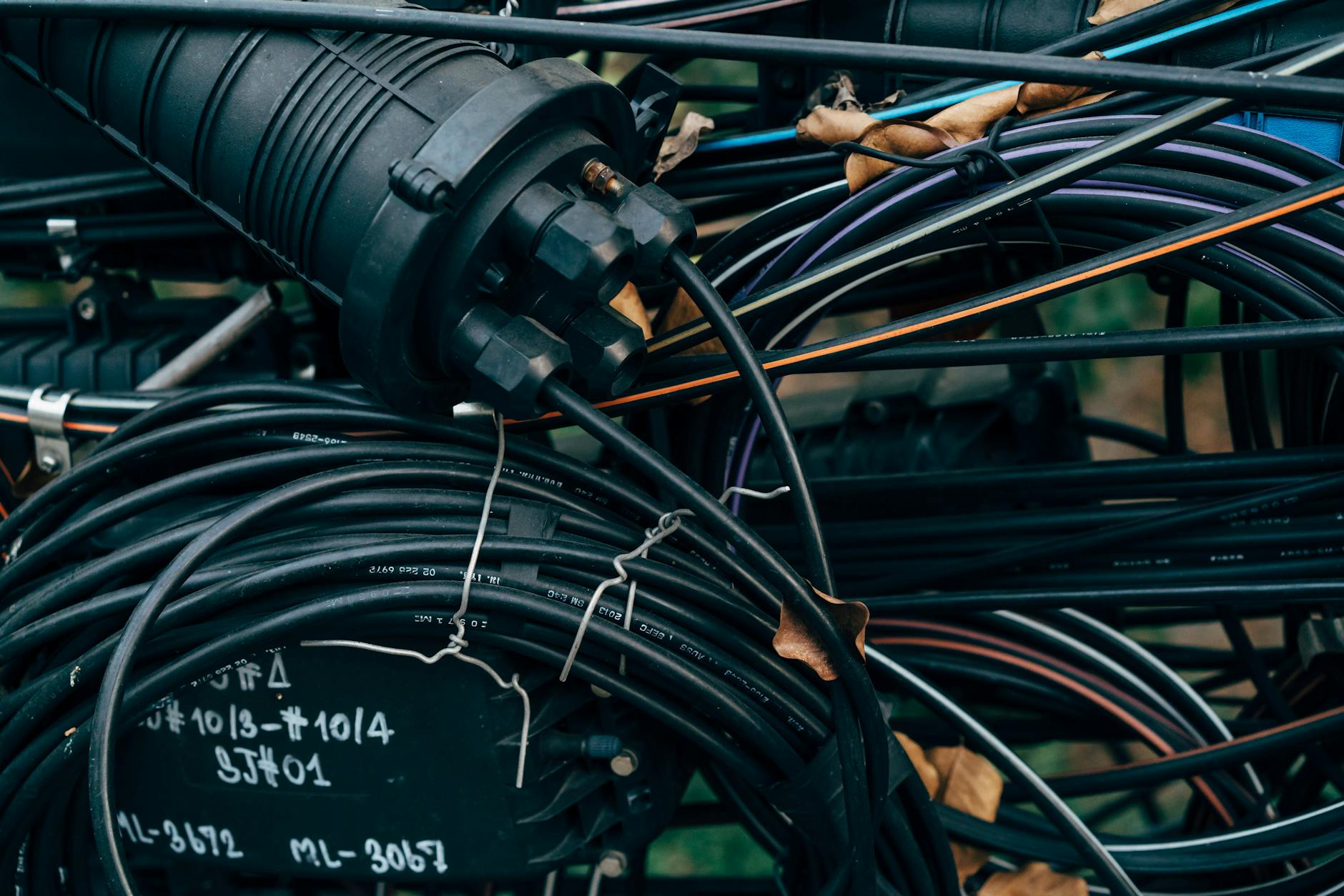 Fibra óptica monomodo y multimodo: cuándo usar cada una en instalaciones empresariales en Cali