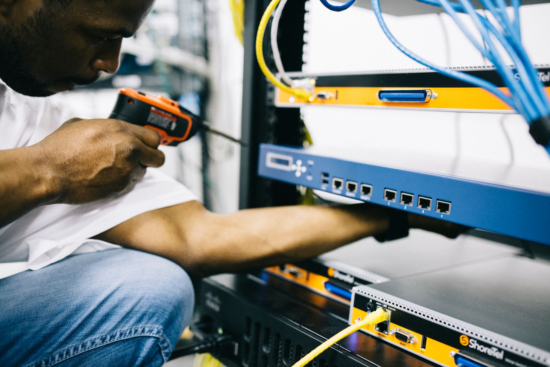 Los 5 errores más costosos en instalaciones de cableado estructurado en Cali