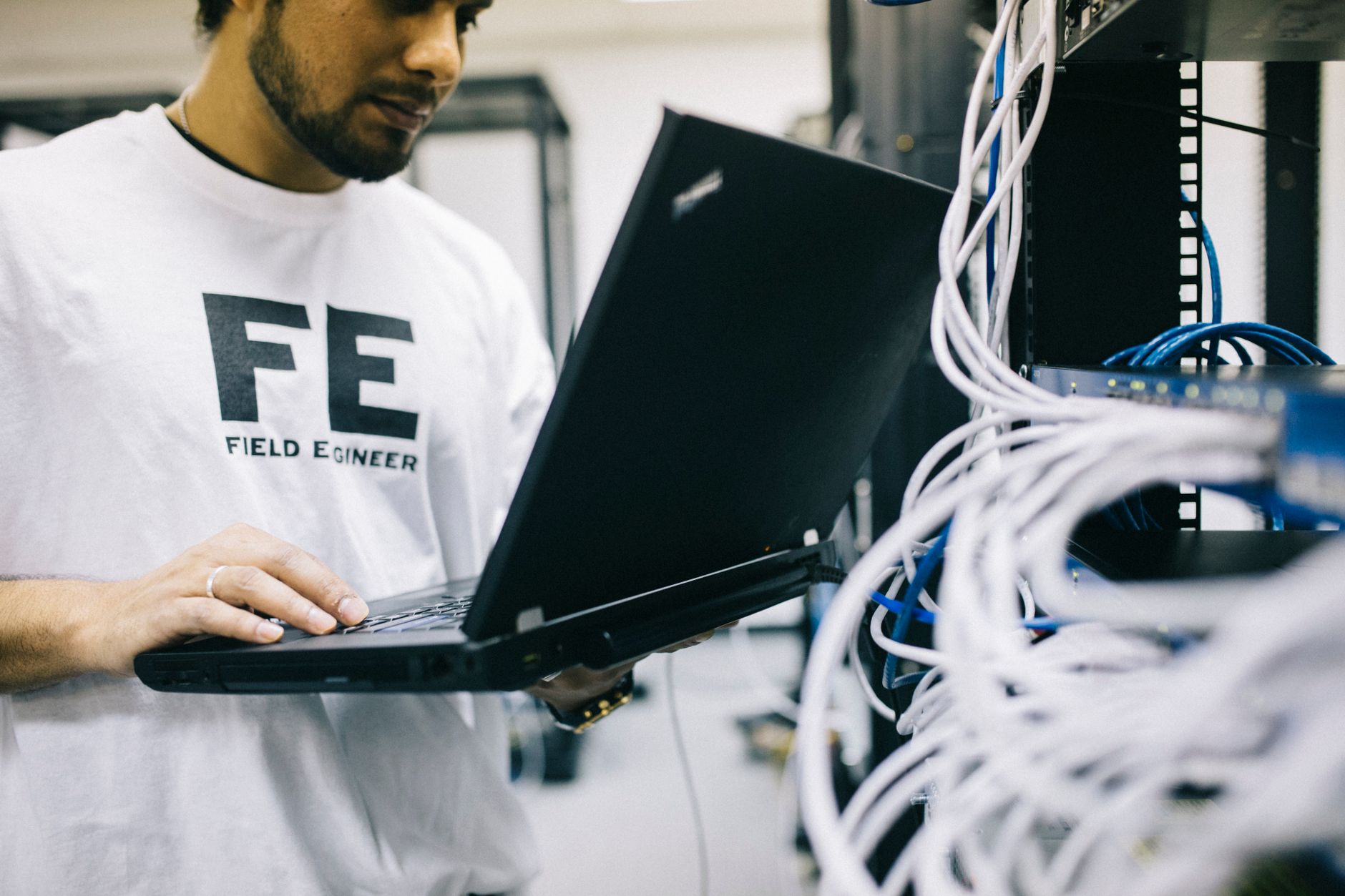 Errores críticos en instalaciones WiFi empresariales que cuestan más de lo que ahorran