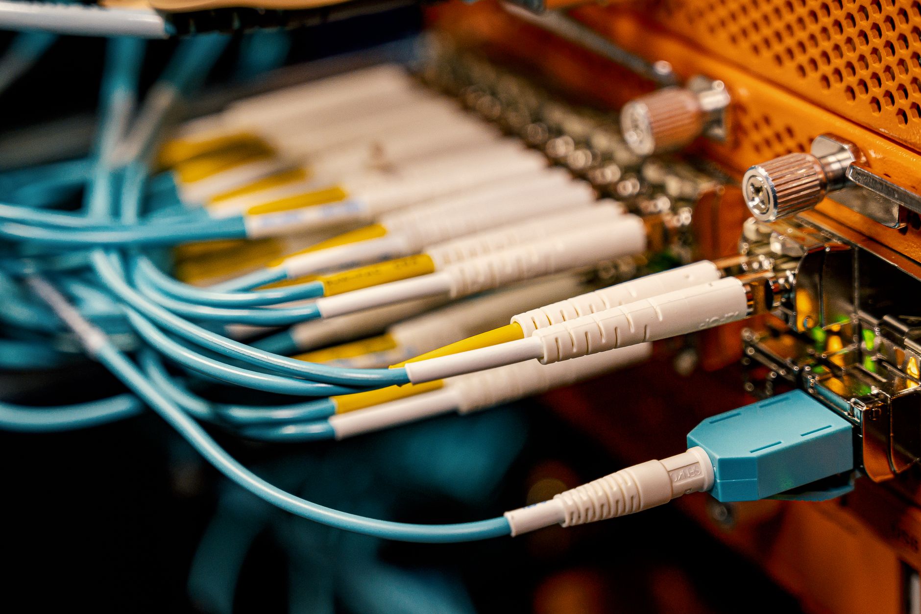 Errores críticos en instalaciones WiFi empresariales que cuestan más de lo que ahorran