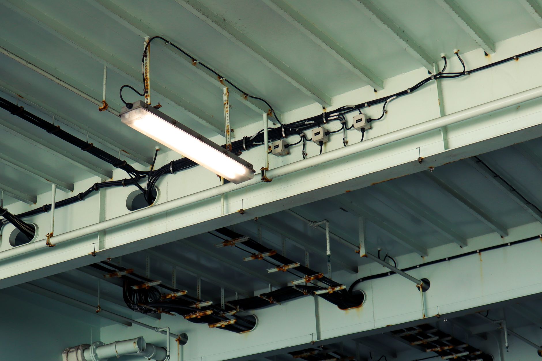 Diseño de Red Ubiquiti UniFi para Bodegas: Lo Que Funciona en Ciudad Jardín