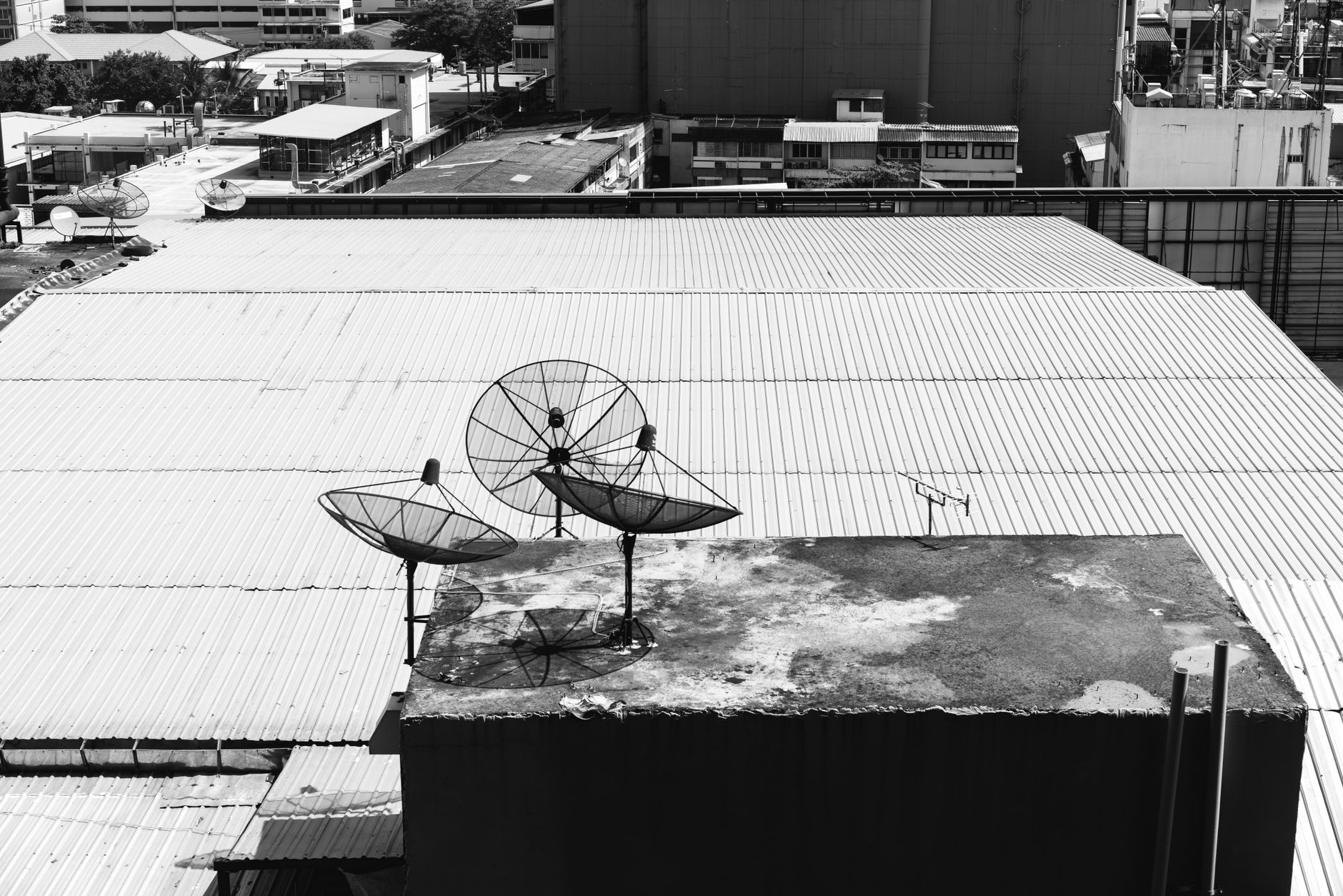 Enlaces Punto a Punto para Bodegas: Ubiquiti airMAX vs Soluciones con Cable