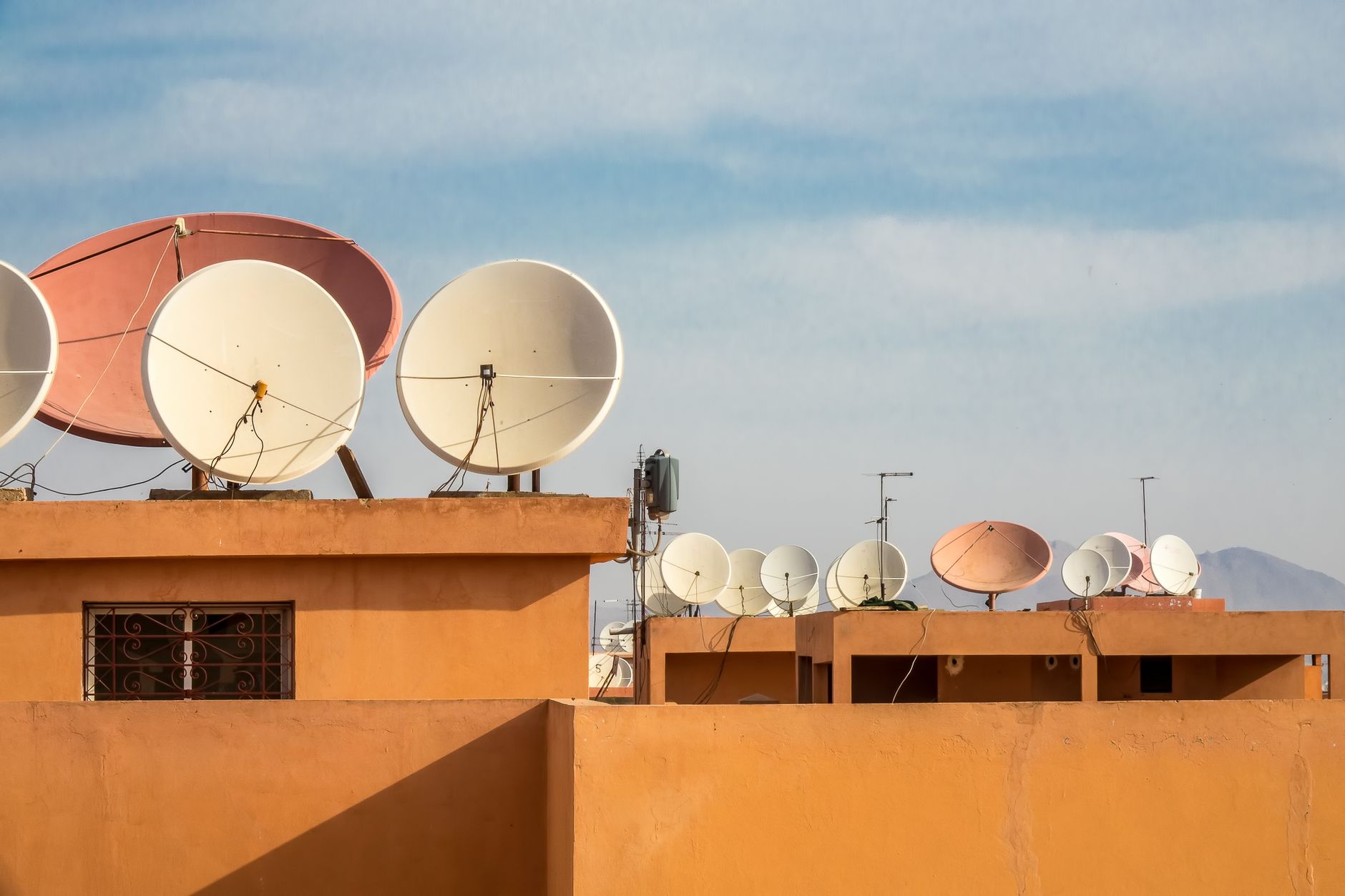 Enlaces Punto a Punto para Bodegas: Tecnología, Distancias y Casos Reales